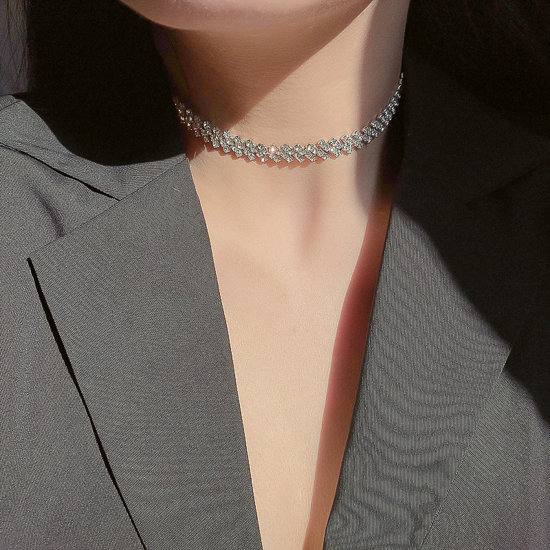 Rhinestone-Adorned Clavicle Chain: Elegant and Fashionable Necklace